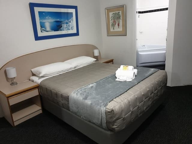 Deluxe Room, 1 Queen Bed, Jetted Tub