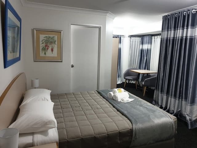 Deluxe Room, 1 Queen Bed, Jetted Tub