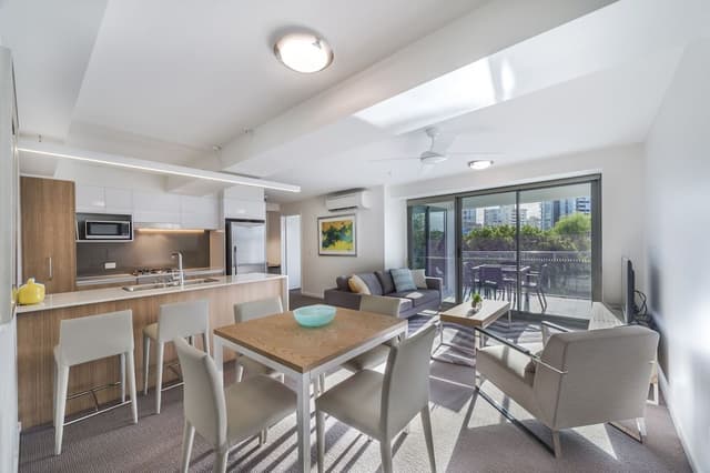 1 Bedroom Queen Apartment