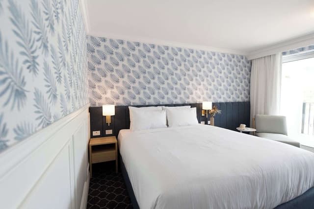 Room, 1 King Bed, Poolside (Water View)