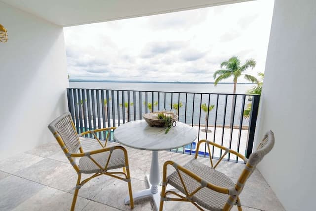 Deluxe Room, 1 King Bed (Water View)