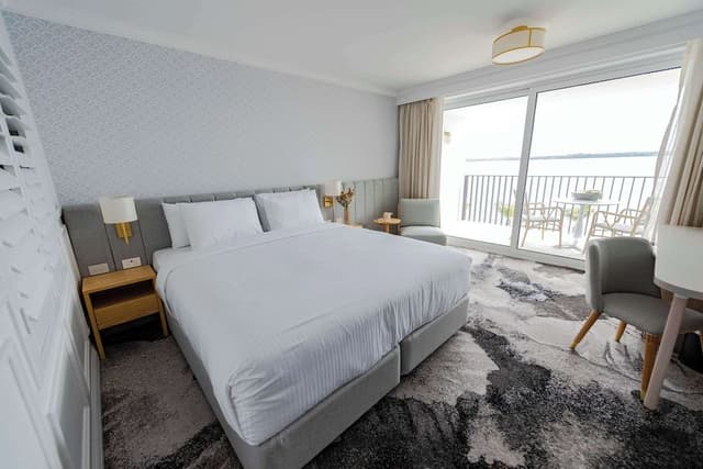 Deluxe Room, 1 King Bed (Water View)
