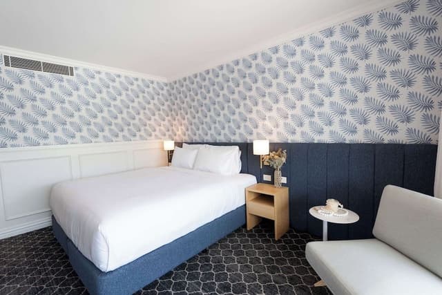Room, 1 King Bed, Poolside (Water View)