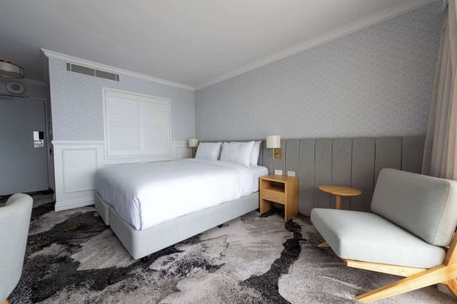 Deluxe Room, 1 King Bed (Water View)