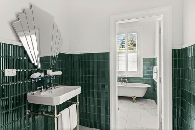 Deluxe Suite, Bathtub