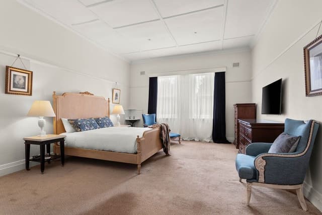 Deluxe Room, 1 King Bed, Garden View