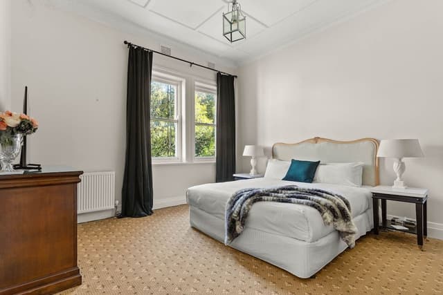 Deluxe Suite, Bathtub
