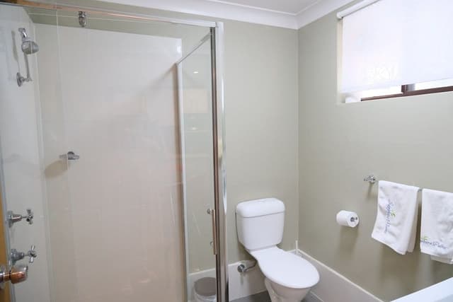 Large Family Room Upstairs Room - 2 Queen Bed and 1 Single Bed