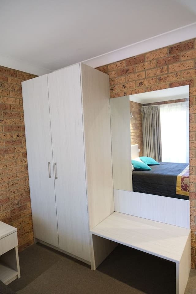 Large Family Room Upstairs Room - 2 Queen Bed and 1 Single Bed