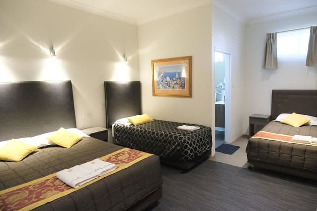 Deluxe Family Room Ground Floor - 2 Queen and 1 Single Bed