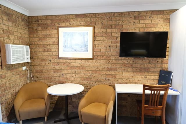 Deluxe Queen with Balcony Upstairs Room - 1 Queen and 1 Single Bed