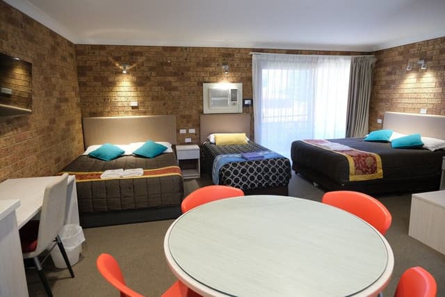 Large Family Room Upstairs Room - 2 Queen Bed and 1 Single Bed