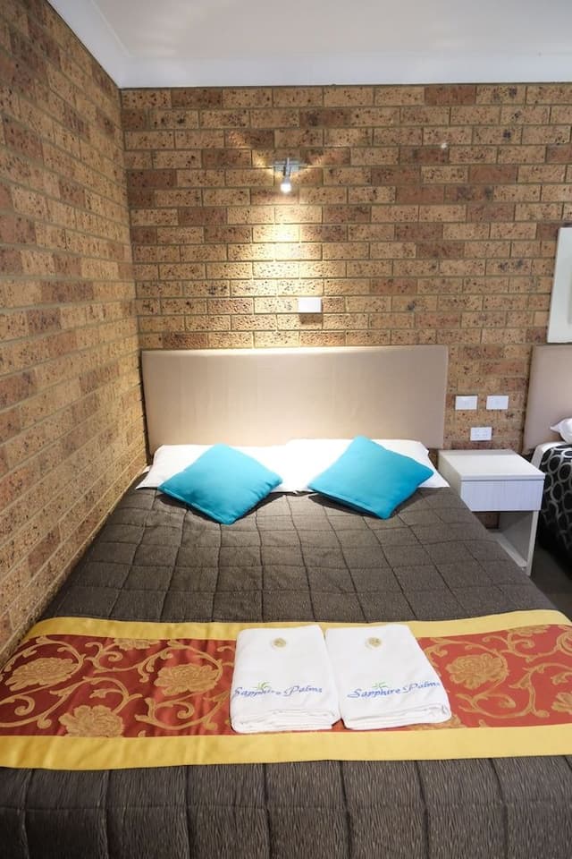 Large Family Room Upstairs Room - 2 Queen Bed and 1 Single Bed