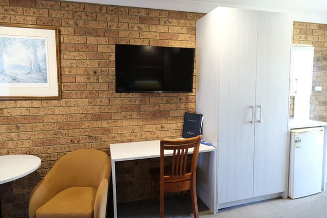 Deluxe Queen with Balcony Upstairs Room - 1 Queen and 1 Single Bed