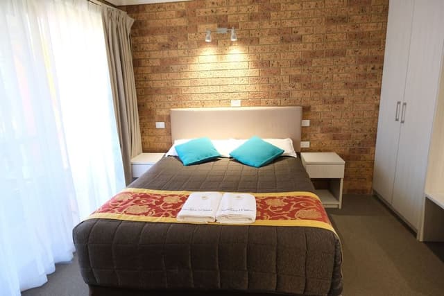 Large Family Room Upstairs Room - 2 Queen Bed and 1 Single Bed