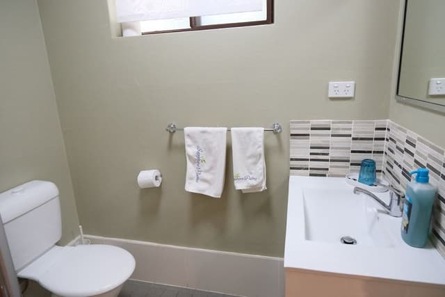 Large Family Room Upstairs Room - 2 Queen Bed and 1 Single Bed