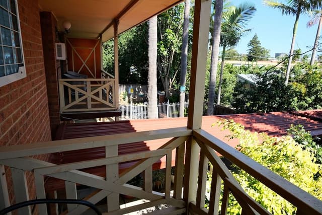 Large Family Room Upstairs Room - 2 Queen Bed and 1 Single Bed
