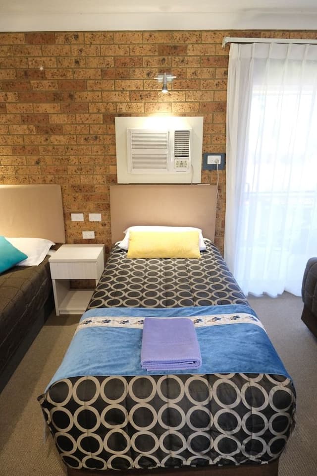 Large Family Room Upstairs Room - 2 Queen Bed and 1 Single Bed
