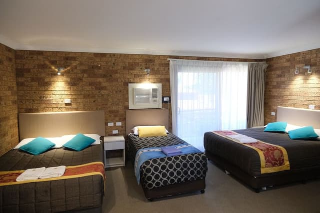 Large Family Room Upstairs Room - 2 Queen Bed and 1 Single Bed