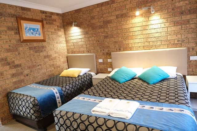 Deluxe Queen with Balcony Upstairs Room - 1 Queen and 1 Single Bed