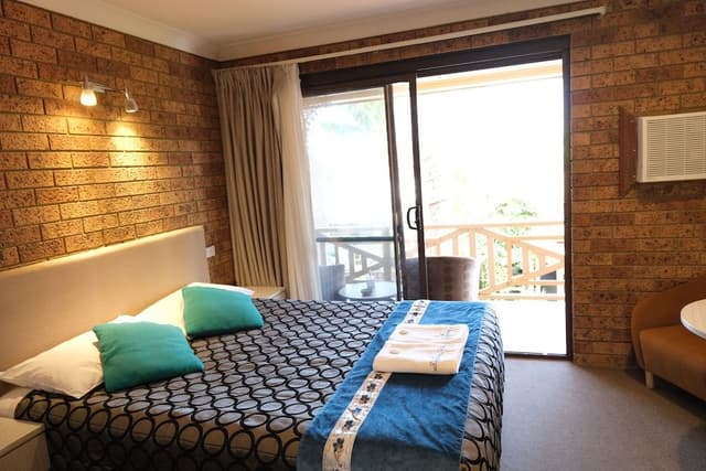 Deluxe Queen with Balcony Upstairs Room - 1 Queen and 1 Single Bed