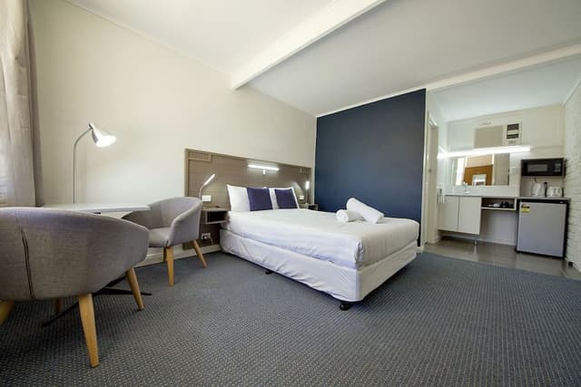 Double Room, 1 Queen Bed