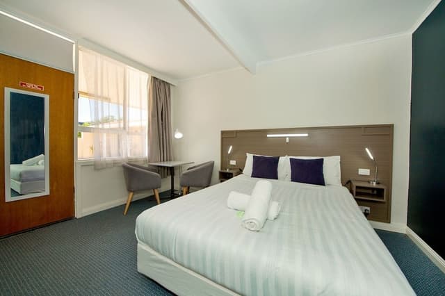Double Room, 1 Queen Bed