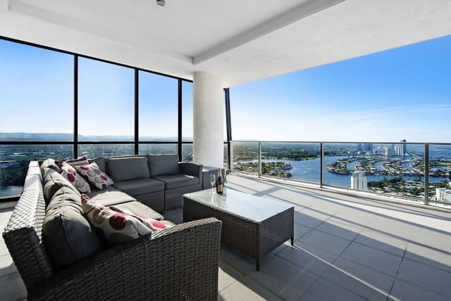 City Apartment, 3 Bedrooms, 2 Bathrooms, City View