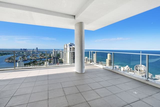 City Apartment, 3 Bedrooms, 2 Bathrooms, City View