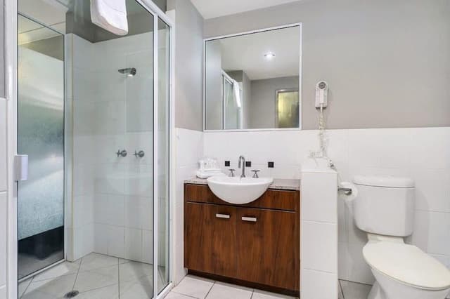 Deluxe Studio, 1 King Bed, Pool Access, Ground Floor
