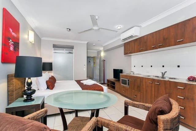 Deluxe Studio, 1 King Bed, Pool Access, Ground Floor