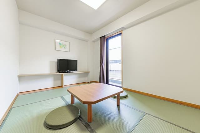 Japanese(12+6 Tatami)(With private bathroom)(Non-smoking)