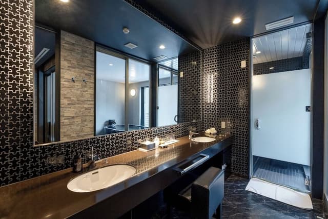 Suite with Jetted Bathtub, Large Twin