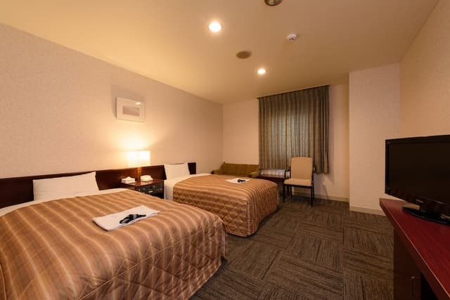 Twin Room, Smoking