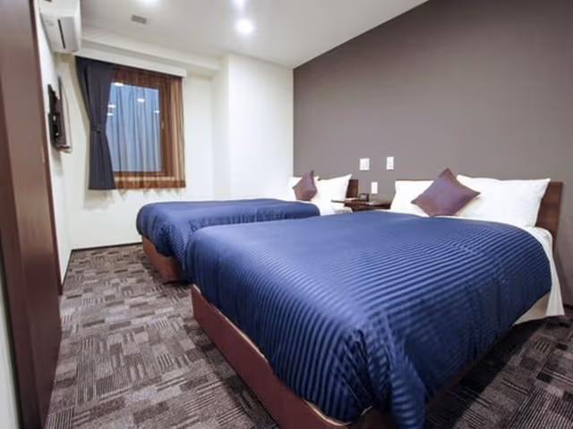 Twin Room, Smoking