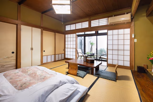 Japanese Style Room (Shared Bathroom) Free Wifi