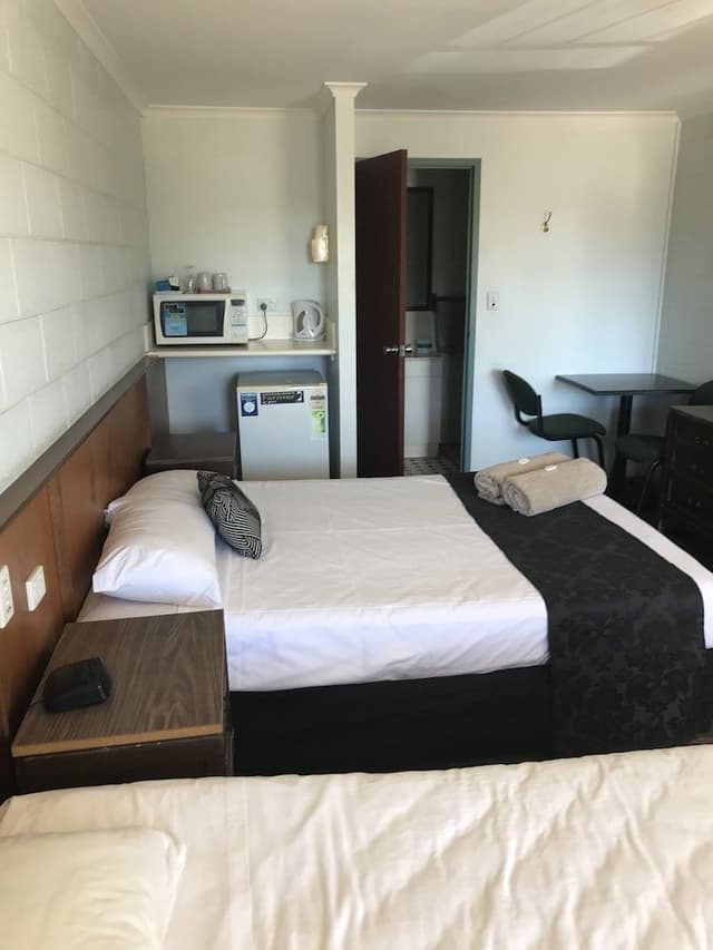 1 Queen Bed and 1 Single Bed with Kitchenette
