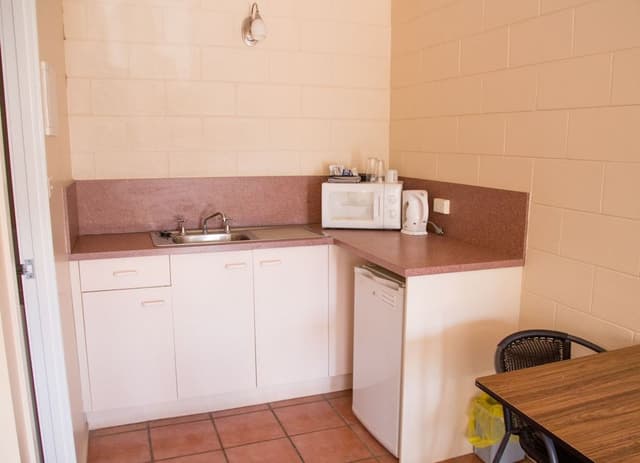 1 Queen Bed and 1 Single Bed with Kitchenette