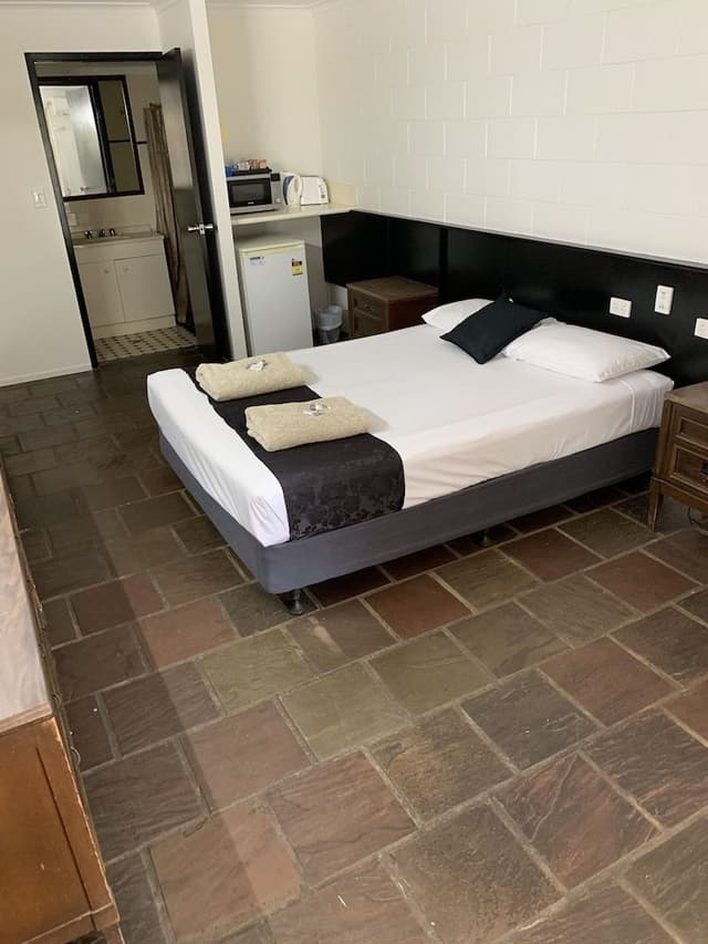 1 Queen Bed Room with Ensuite