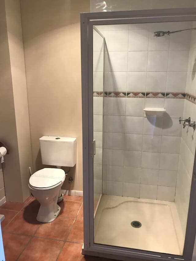 1 Queen Bed and 1 Single Bed with Kitchenette