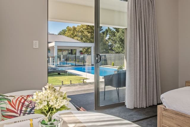 Deluxe Studio Suite, 1 Queen Bed, Pool View (The Lomond)