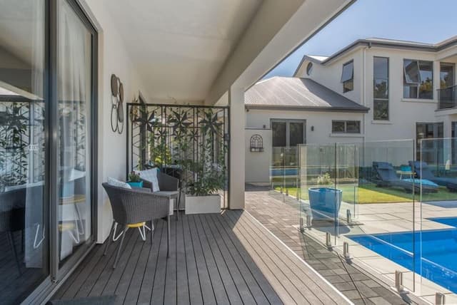Deluxe Studio Suite, 1 Queen Bed, Pool View (The Lomond)