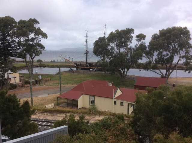 "Lockyer": 2-Bed/2-Bath Apartment
