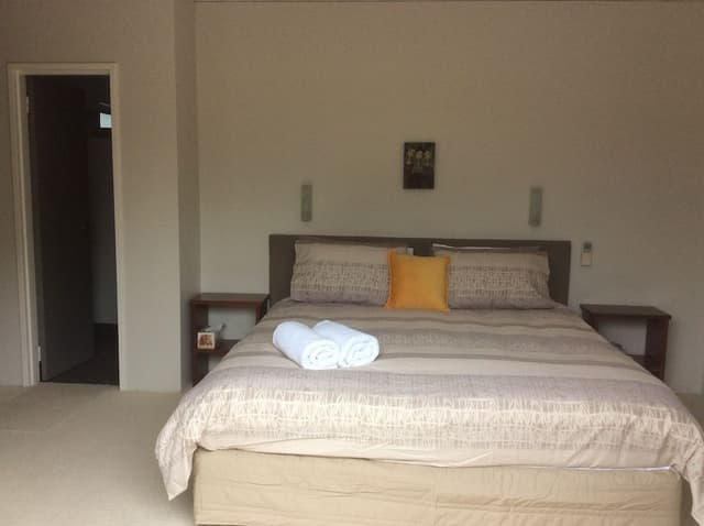 "Lockyer": 2-Bed/2-Bath Apartment
