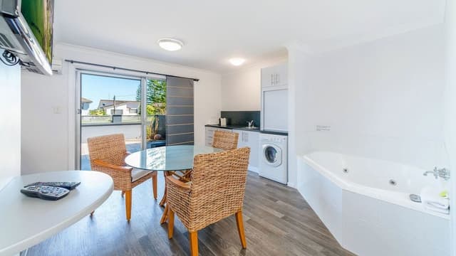 Deluxe Studio, Multiple Beds, Courtyard View