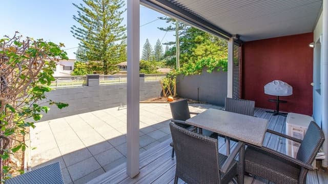 Deluxe Studio, Multiple Beds, Courtyard View