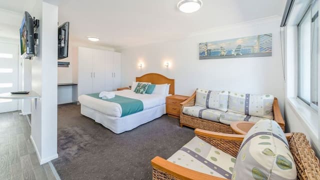 Deluxe Studio, Multiple Beds, Courtyard View