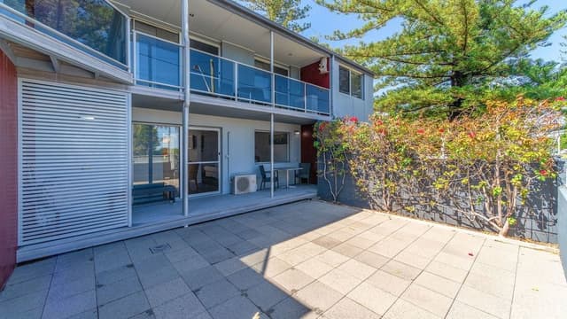 Deluxe Studio, Multiple Beds, Courtyard View