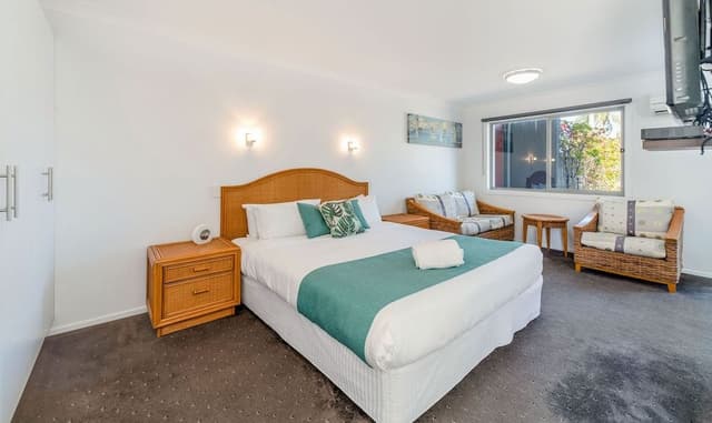 Deluxe Studio, Multiple Beds, Courtyard View