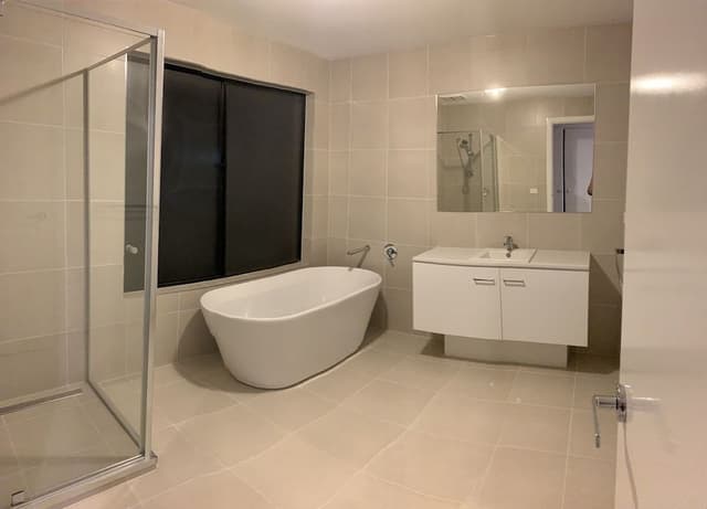 Standard Queen Room with shared bathroom 7
